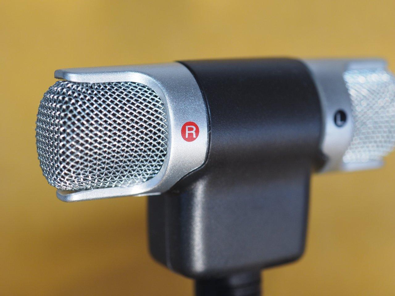 Comparatif visuel des microphones à condensateur populaires sous 150€ pour home studio, illustrant les différences clés.