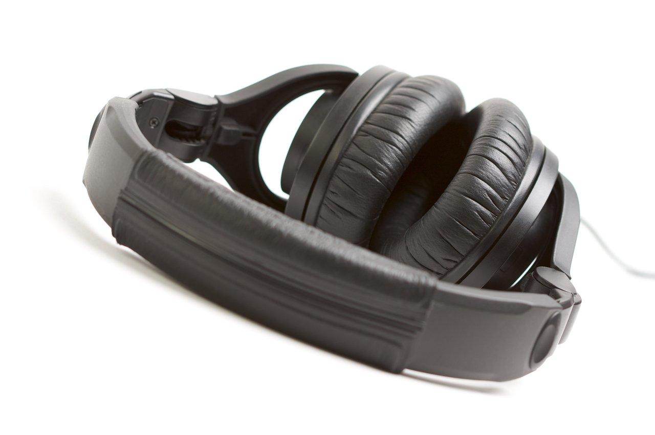 Comparatif visuel entre casque DJ fermé à isolation maximale et casque ouvert à ventilation optimisée.