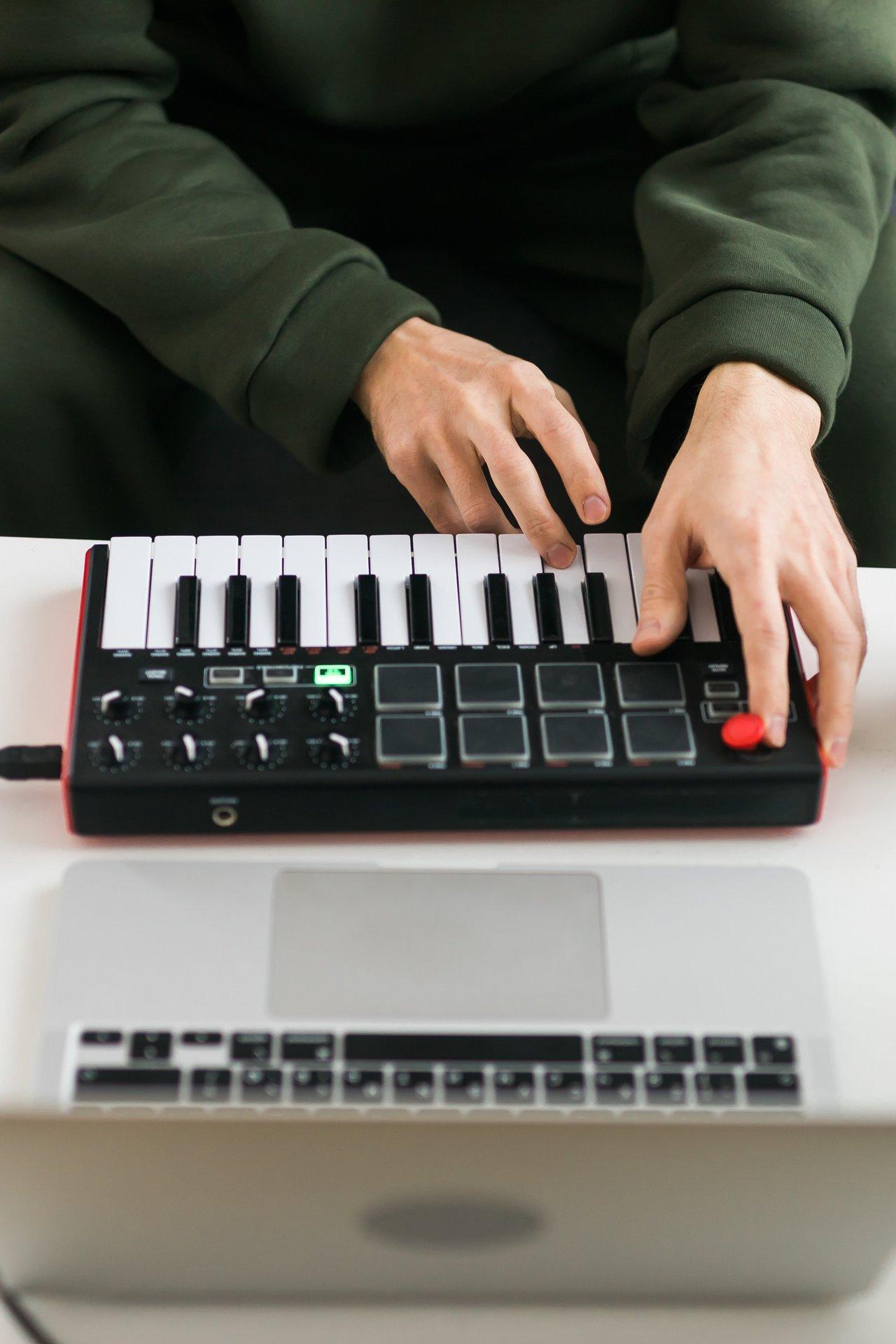 Configuration de contrôleurs MIDI MPE pour une création musicale innovante en 2026.