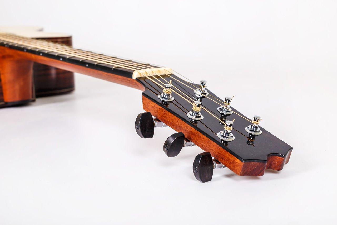 Configuration de guitar humidifiers setup pour protéger votre guitare sèche en hiver.