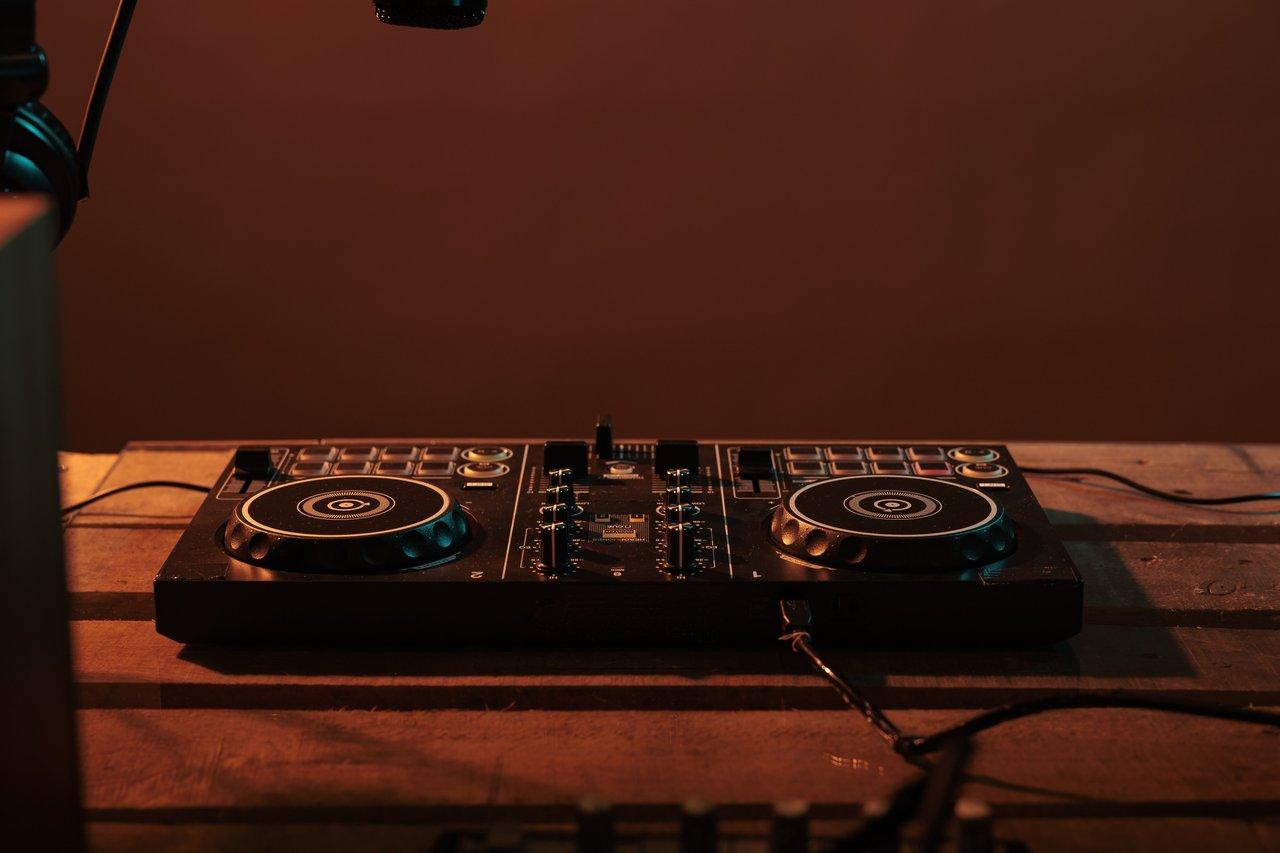 Configuration DJ vinyl setup avec platines, table de mix DVS et ordinateur pour mixer numérique.