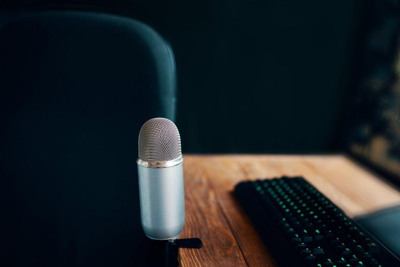 Configuration d'un audio interface microphone pour un setup podcast professionnel avec la Focusrite Scarlett Solo 4G.