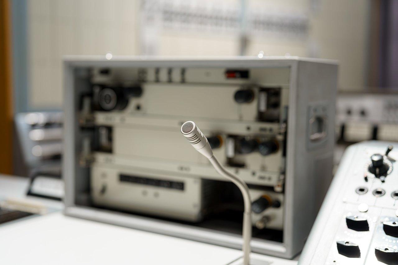 Configuration d'un field audio recorder setup avec le Zoom H5studio pour la captation terrain en 2026.