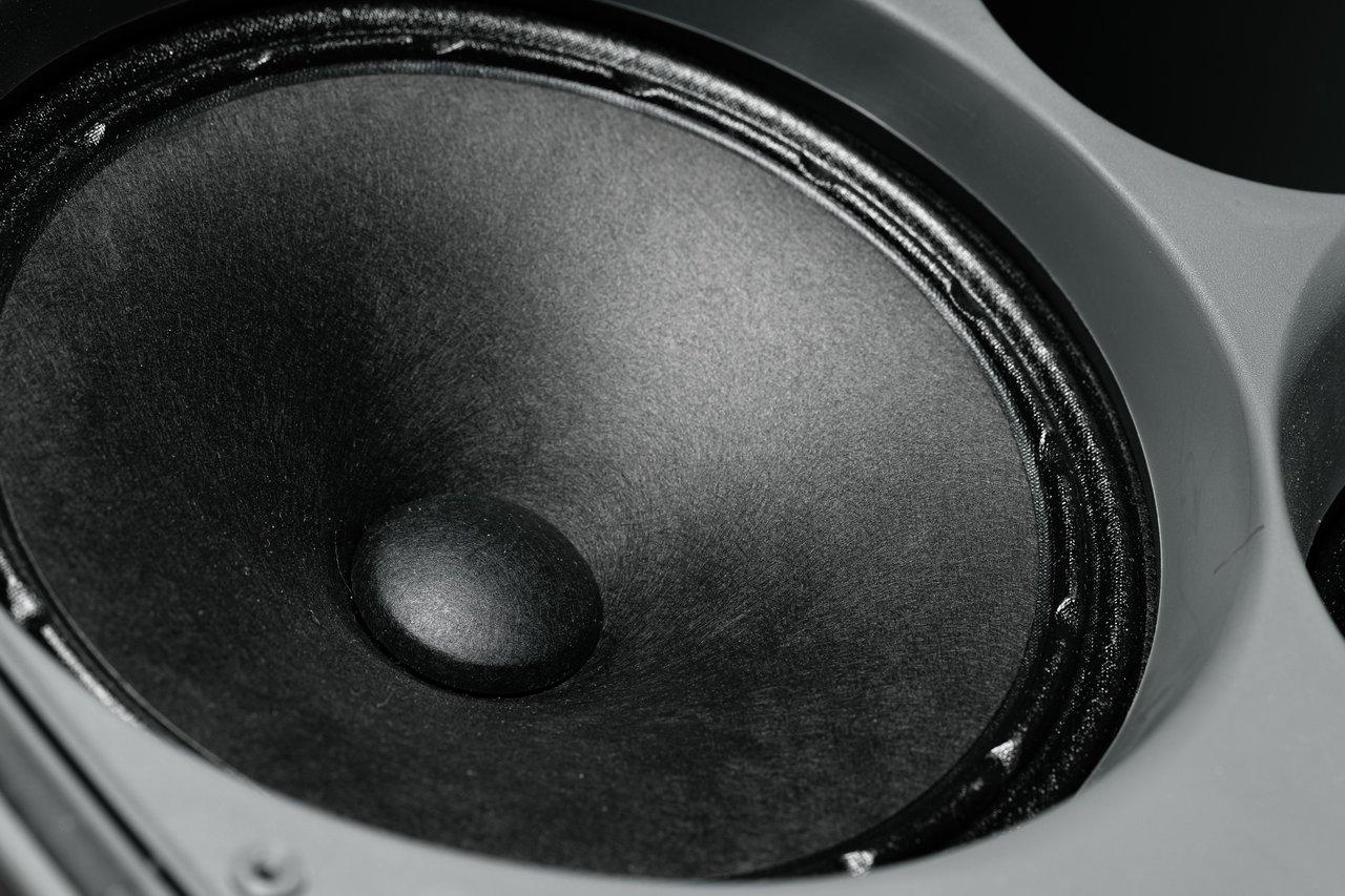 Configuration Hi-Res Audio setup avec écouteurs filaires, DAC externe et interface de streaming pour une qualité sonore exceptionnelle.