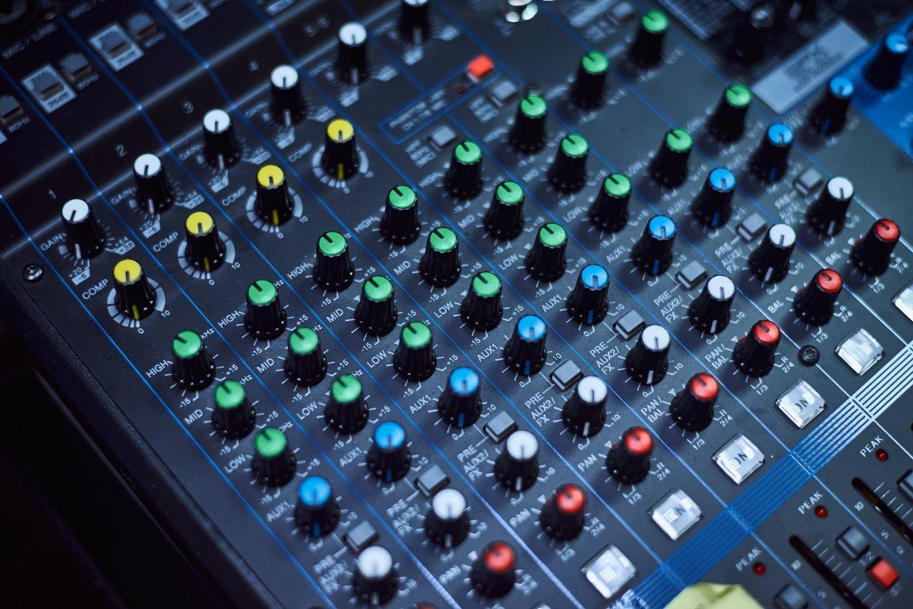 Console de mixage numérique pour studio, équipée d'effets intégrés et compatible instruments électroniques.