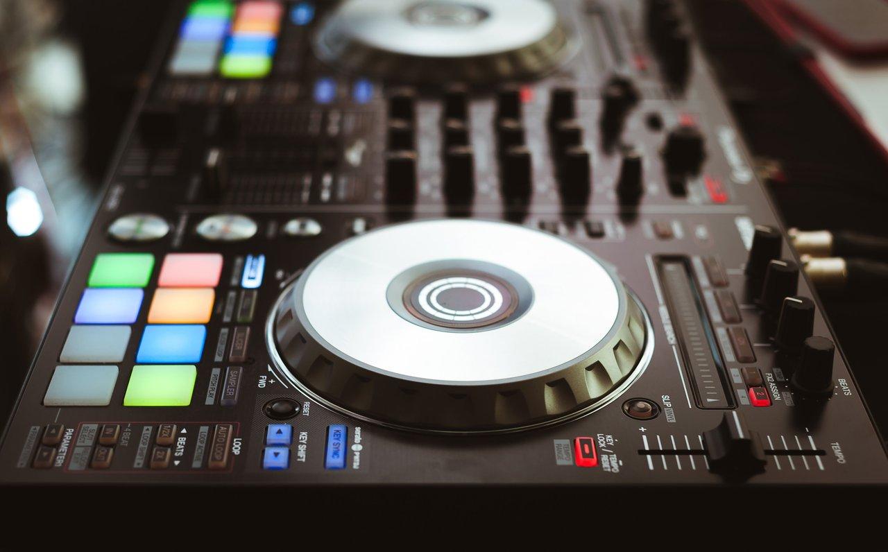Contrôleur DJ en live avec effets synchronisés et quantization automatique pour une précision optimale.
