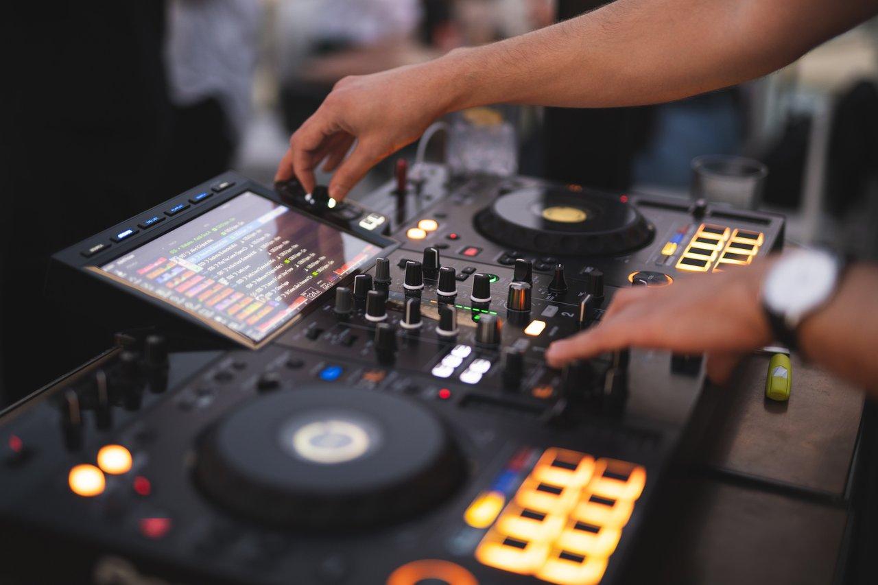 Contrôleur DJ multi-decks avec fonction SYNC pour un calage automatique précis lors des performances musicales.