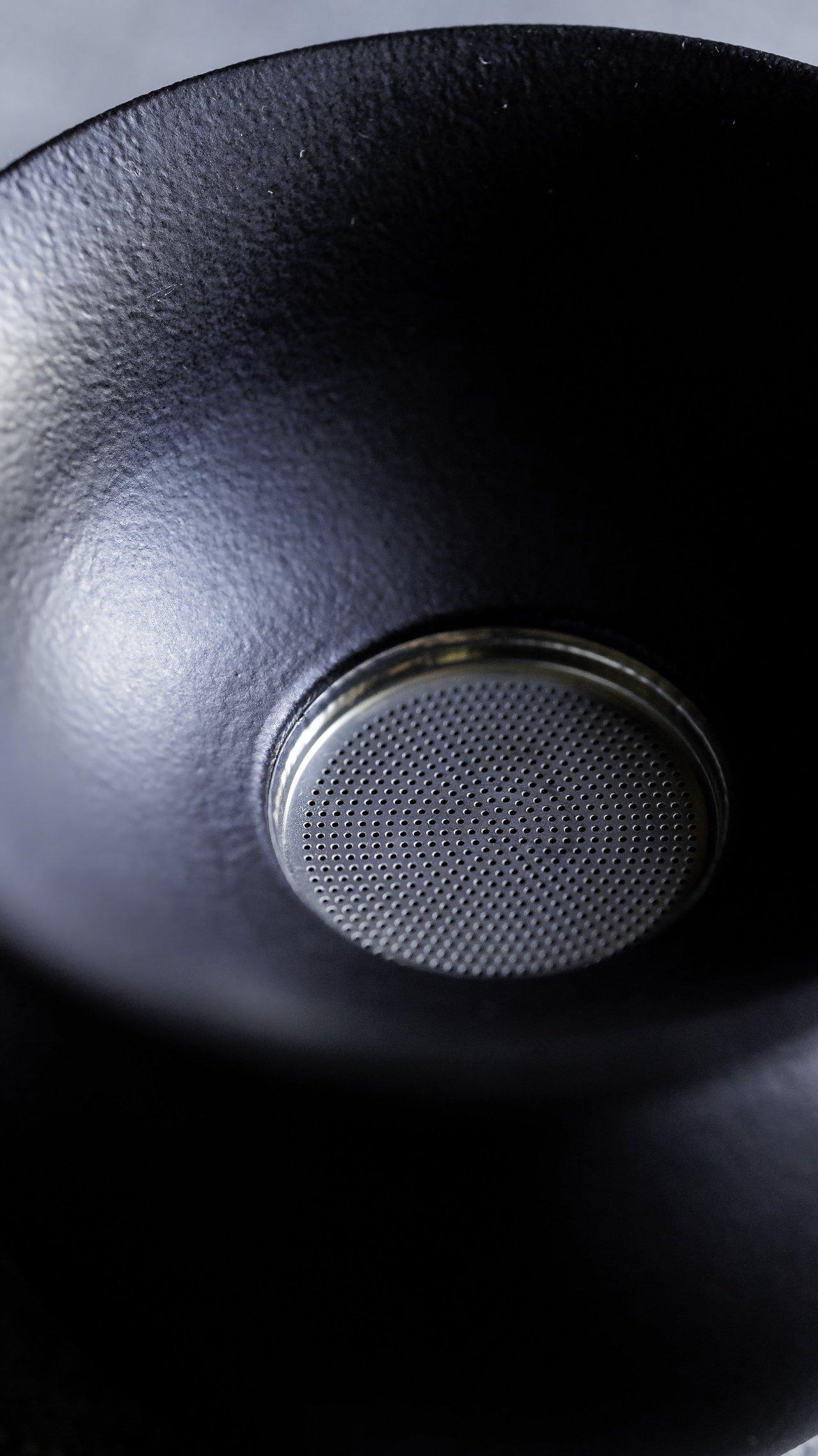 Coupe transversale d’un speaker horn montrant la lèvre de pavillon, la membrane et la chambre de compression.