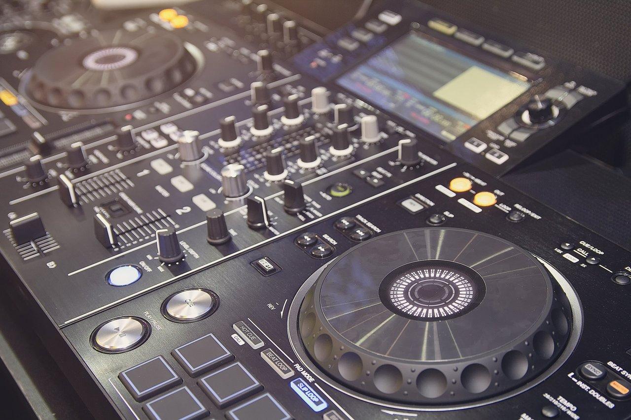 Détail du dj controller closeup Pioneer DDJ-FLX6 avec jog wheels capacitives et molette Merge FX.