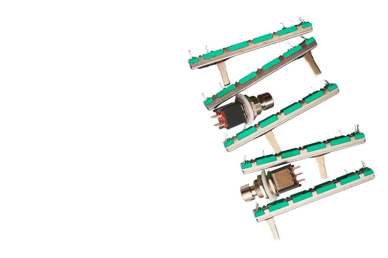 Détail d’un potentiomètre démonté, montrant le contact en forme de selle de cheval pour un nettoyage sécurisé.