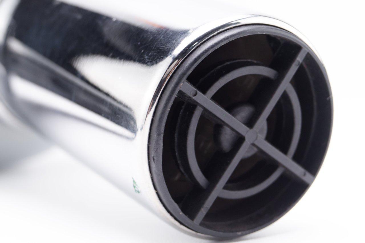 Détail en gros plan d'une embouchure en argent massif, mettant en valeur la cuvette, le bord et la queue.