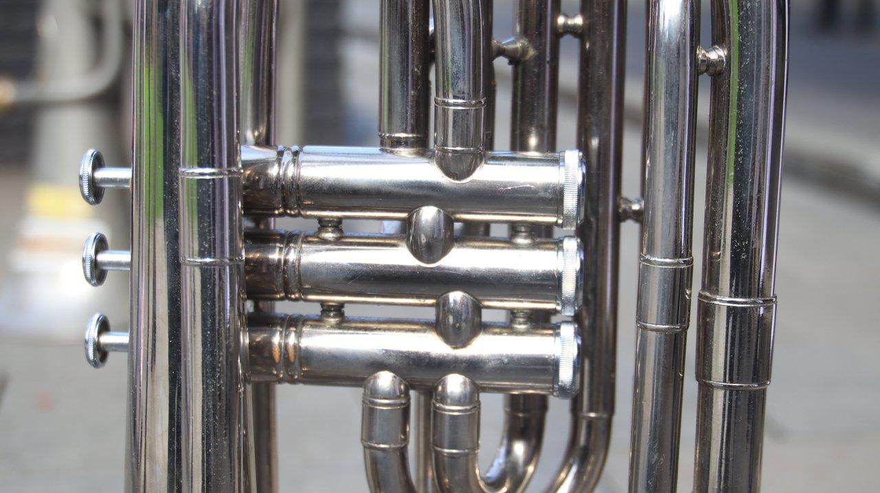 Détails d'une section de valve de trompette professionnelle, illustrant les harmoniques du brass instrument.