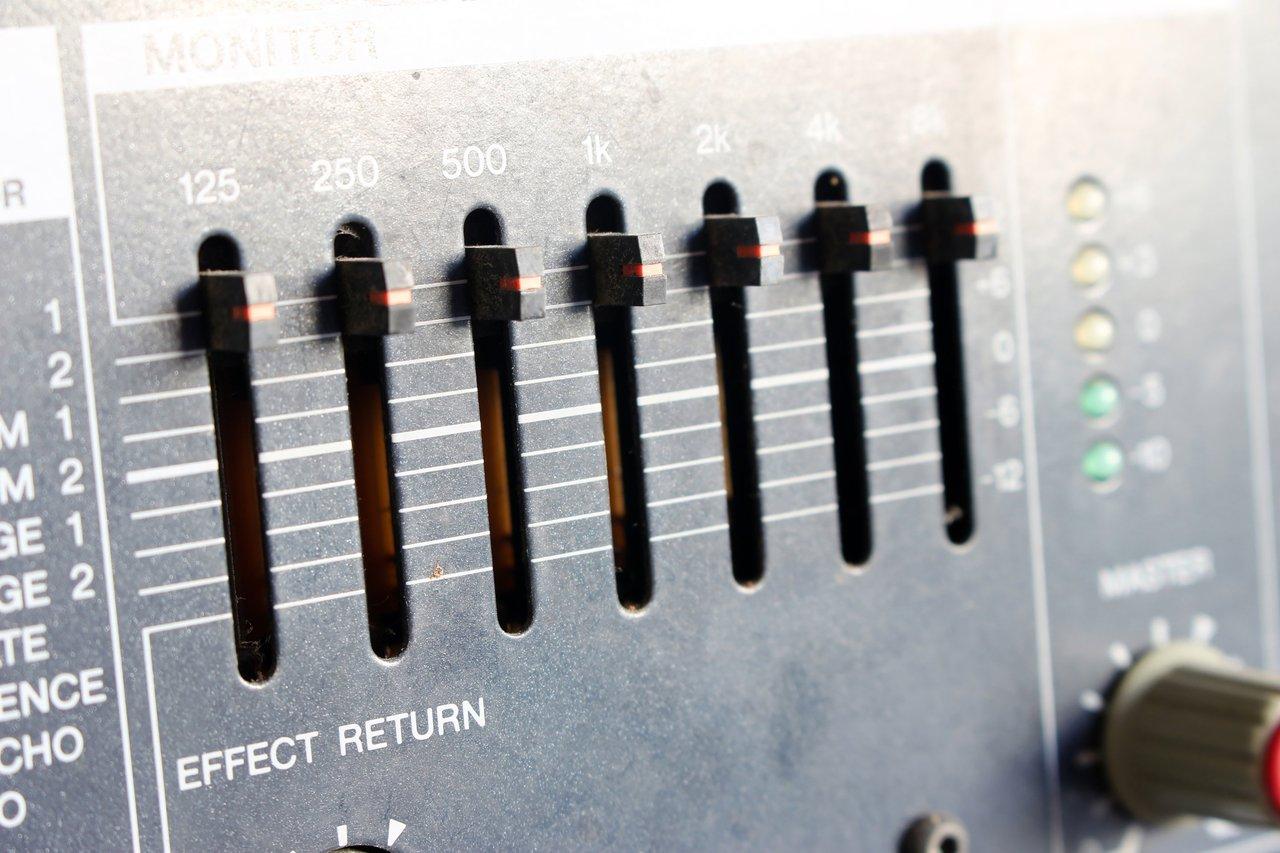 Diagramme de comparaison des niveaux audio -10 dBV et +4 dBu dans un studio home studio.