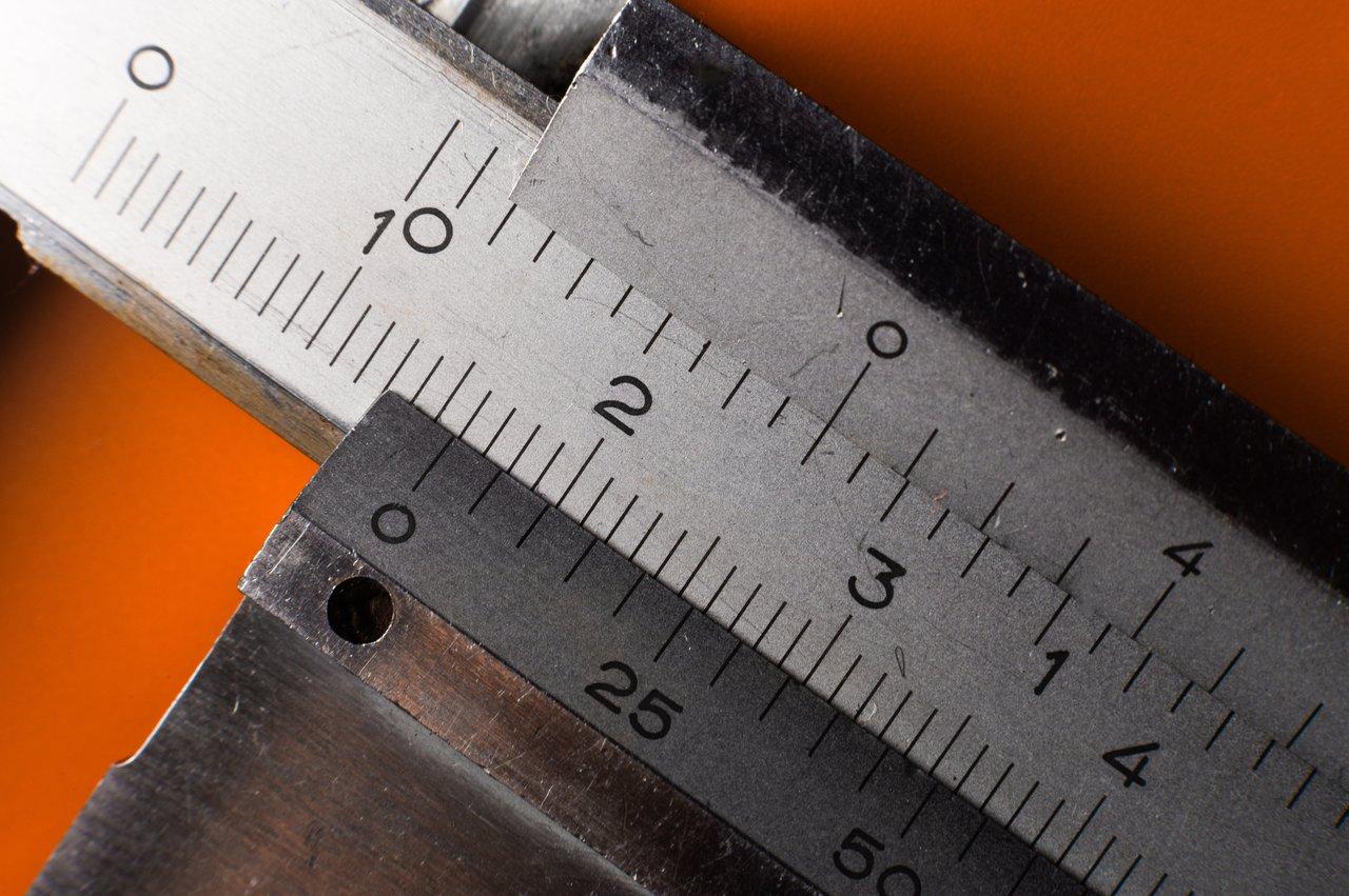 Diagramme de réglage précis de la hauteur des plots sur un humbucker, illustrant le humbucker pole height diagram.