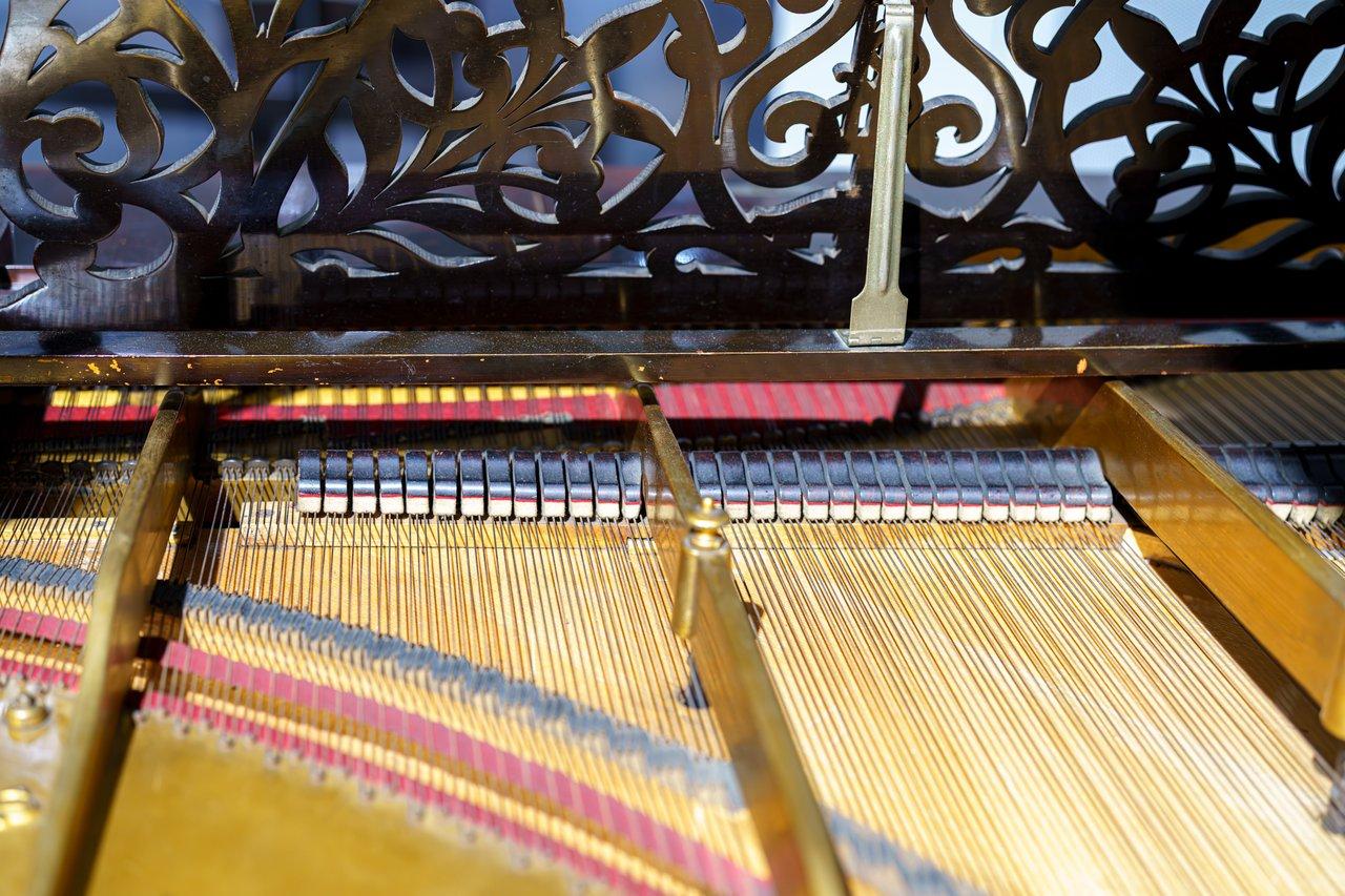 Diagramme des pédales d’un grand piano illustrant la pédale una corda et la position du clavier.