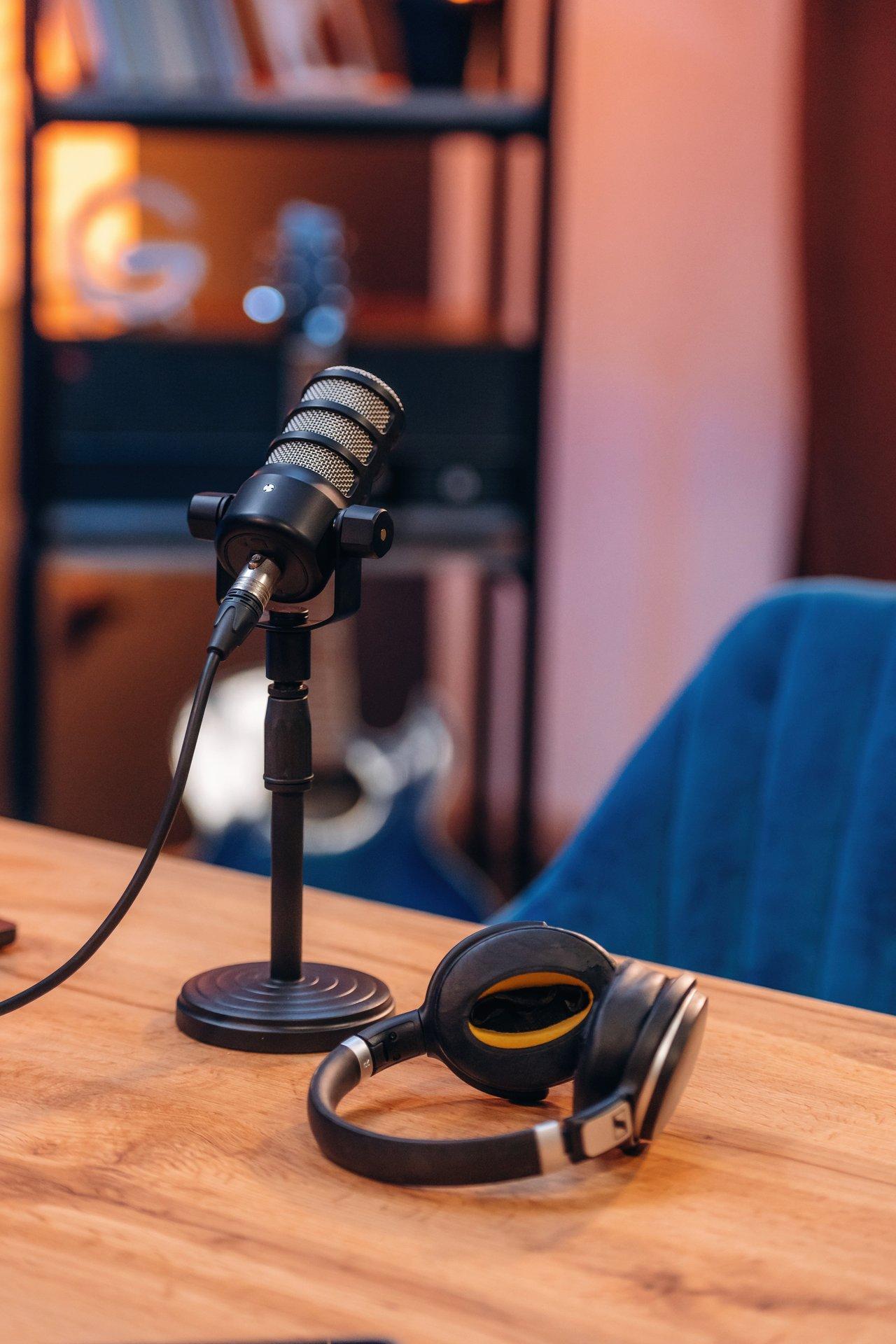 Différents modèles de microphones supercardioïdes abordables sur une table d'enregistrement pour limiter le bruit en répétition.
