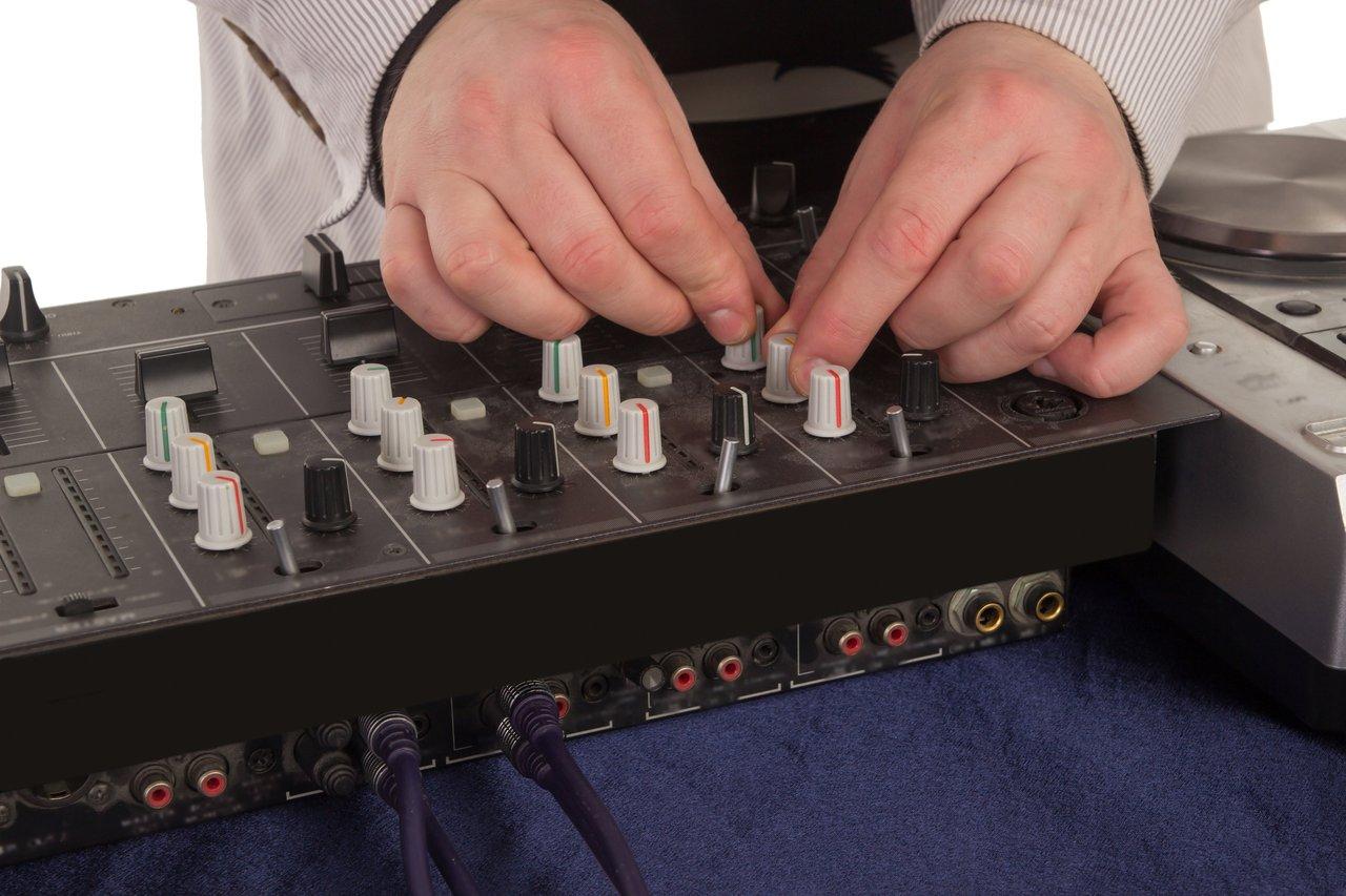 DJ ajustant le Master Tempo sur un logiciel de DJ pour un mixage précis avec le logiciel de mixing DJ.