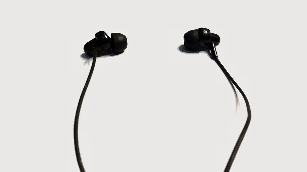 Écouteurs intra-auriculaires de studio avec embouts mousse et câble détachable pour une écoute précise.