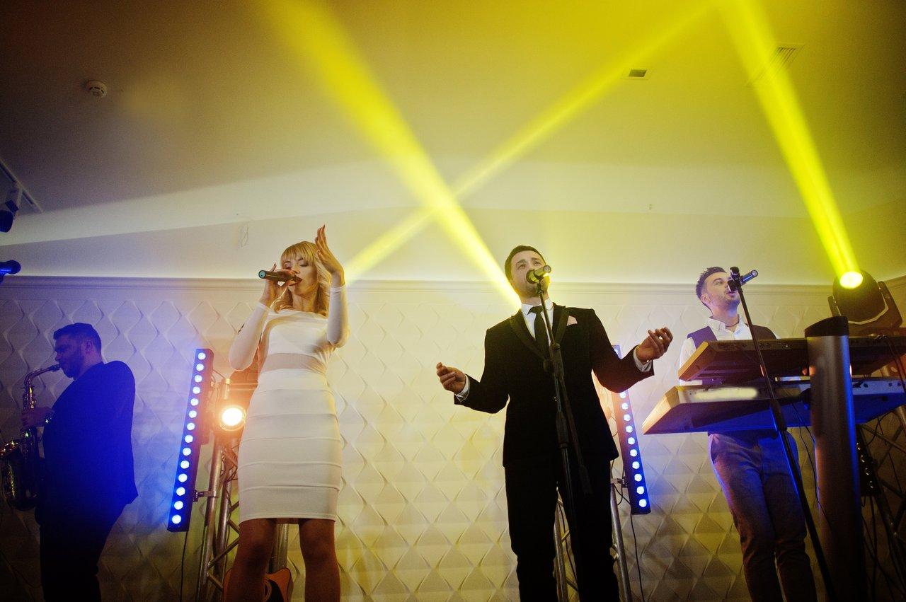 Enceintes portables DJ pour mariage : Soundboks 4, Mackie ShowBox et Yamaha Stagepas 200BTR en situation.