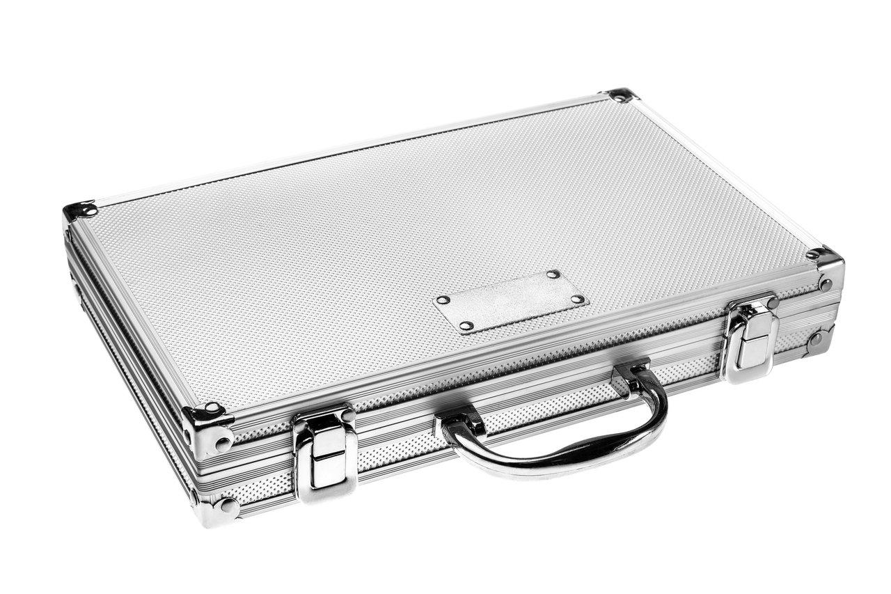 Étui en métal argenté avec accessoires de nettoyage pour une flûte traversière Yamaha YFL-212.