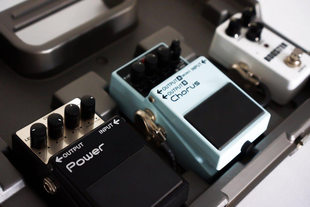Guitar multi effects pedals tabletop : comparaison visuelle des modèles Boss, Zoom, NUX, Matribox et Valeton.