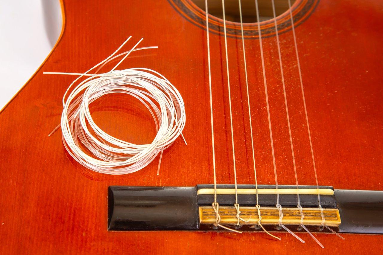 Guitare électrique en open tuning avec cordes bien calibrées et manche ajusté pour un jeu blues optimal.