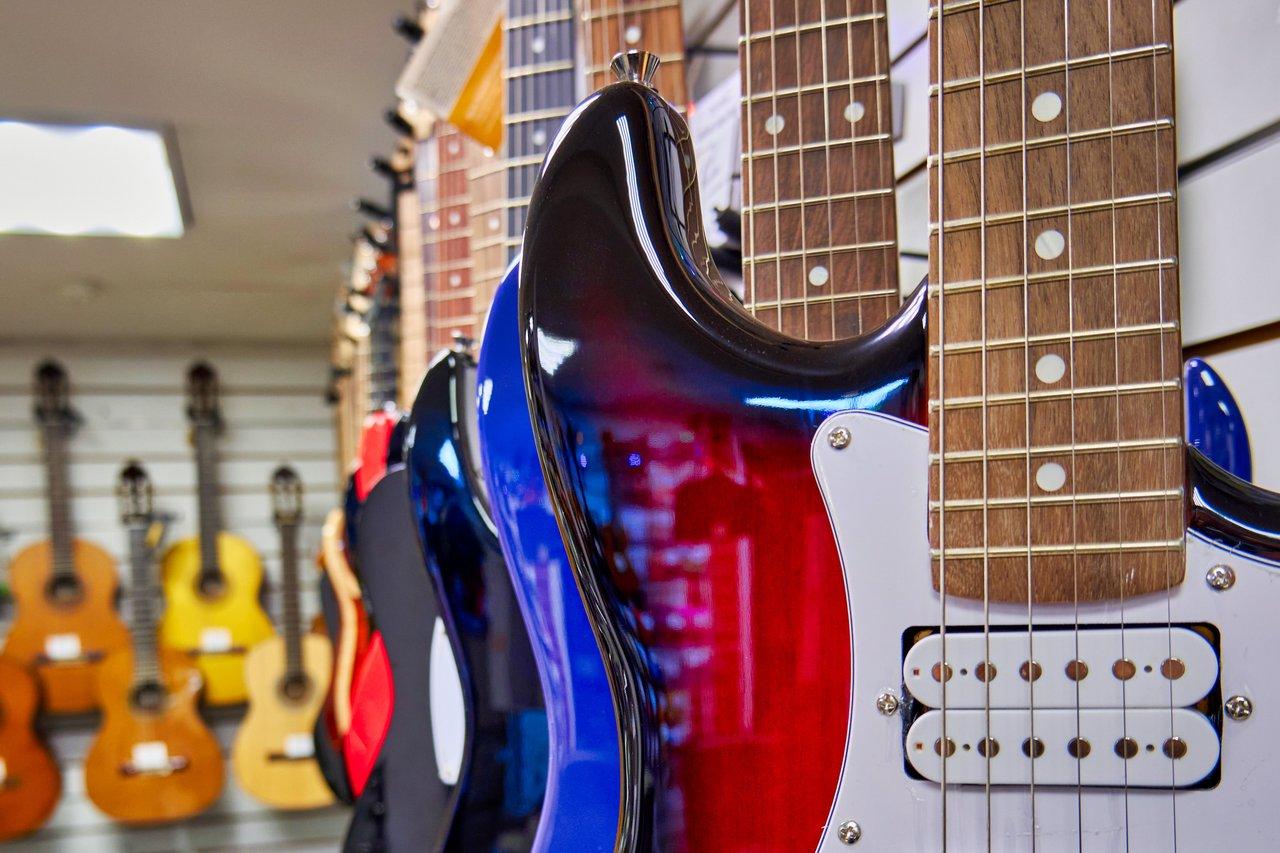 Guitares électriques abordables pour débutants en appartement, dont modèles Yamaha, Cort et Ibanez.