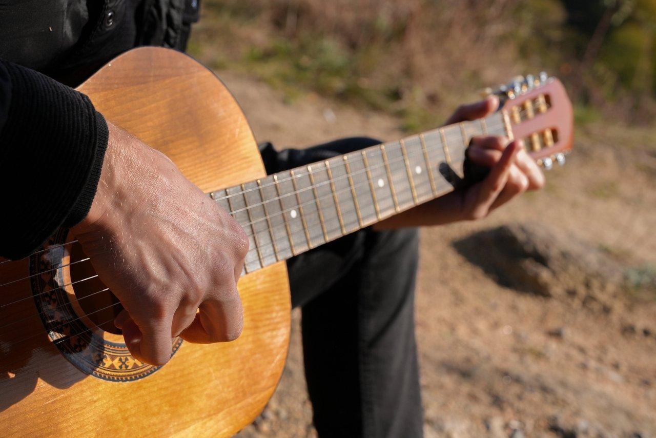 Guitariste en accordage drop D joue un reggae authentique sur une acoustic guitar drop D.