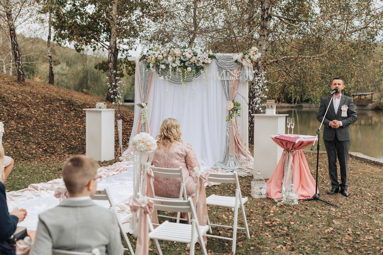 Installation d'enceintes actives pour une ambiance sonore optimale lors d'un mariage en extérieur.