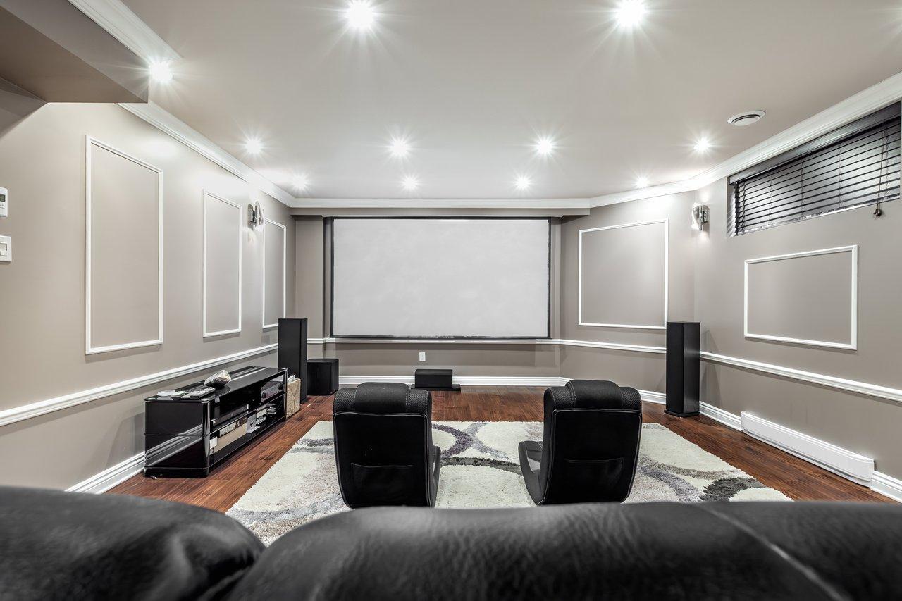 Installation d'enceintes passives dans une salle de 200 m² pour une couverture sonore homogène et optimale.