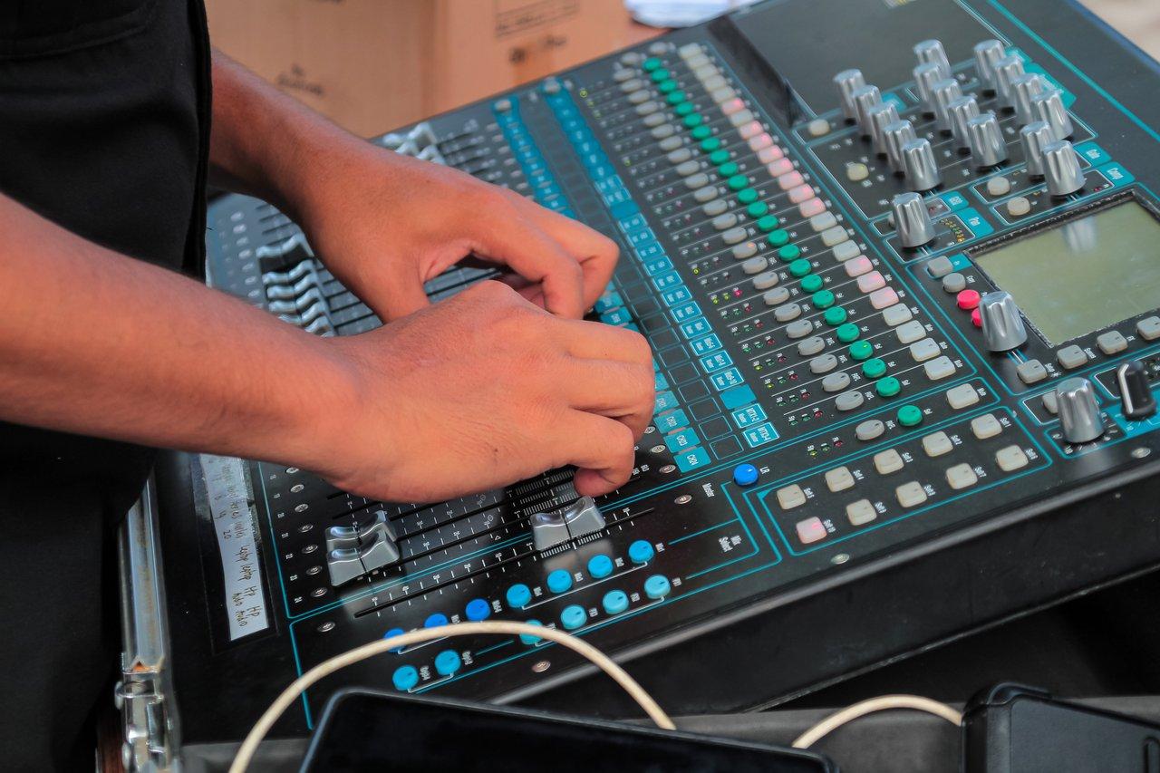 Installation d'un technicien son pour un setup outdoor sound technician setup lors d'une cérémonie de mariage.