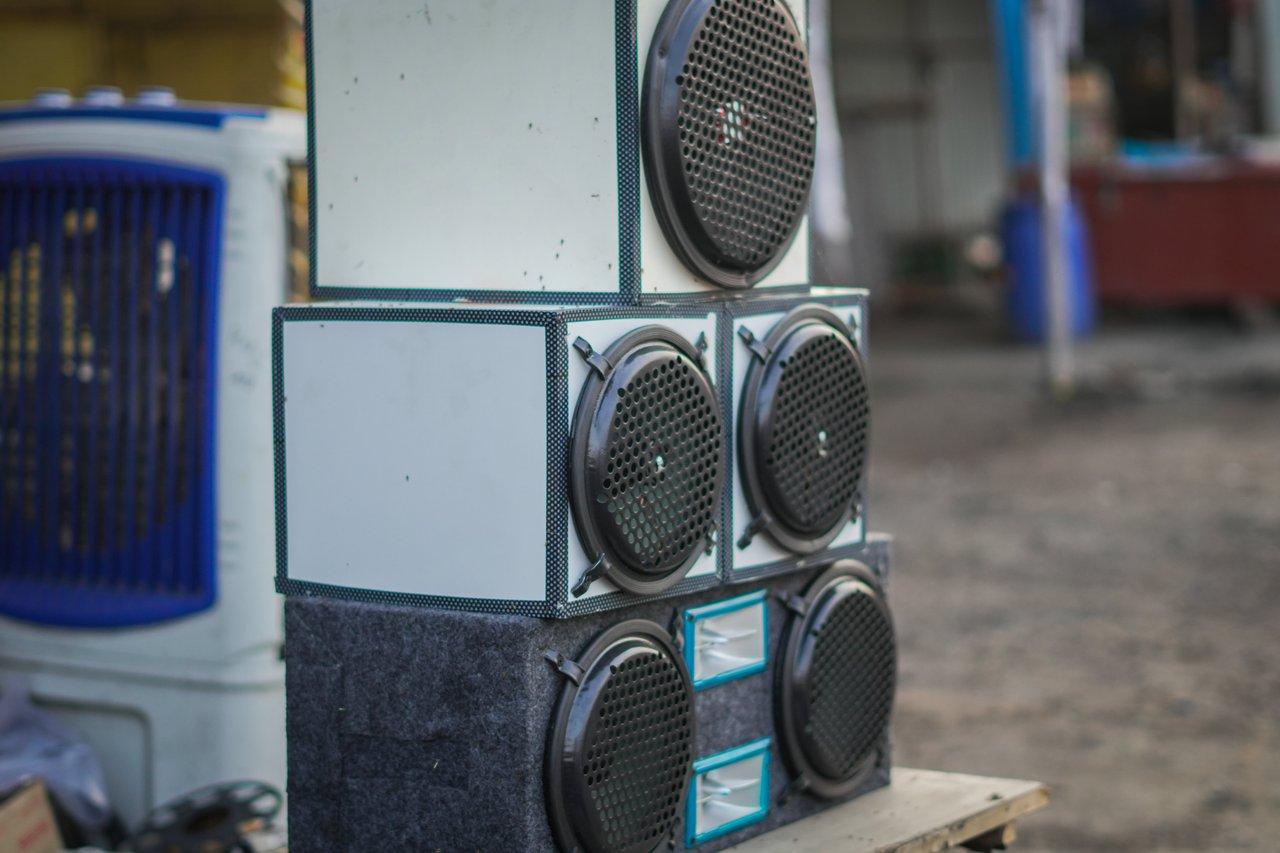 Installation sono mobile avec enceinte active sur trépied pour une puissance adaptée à 1000W.