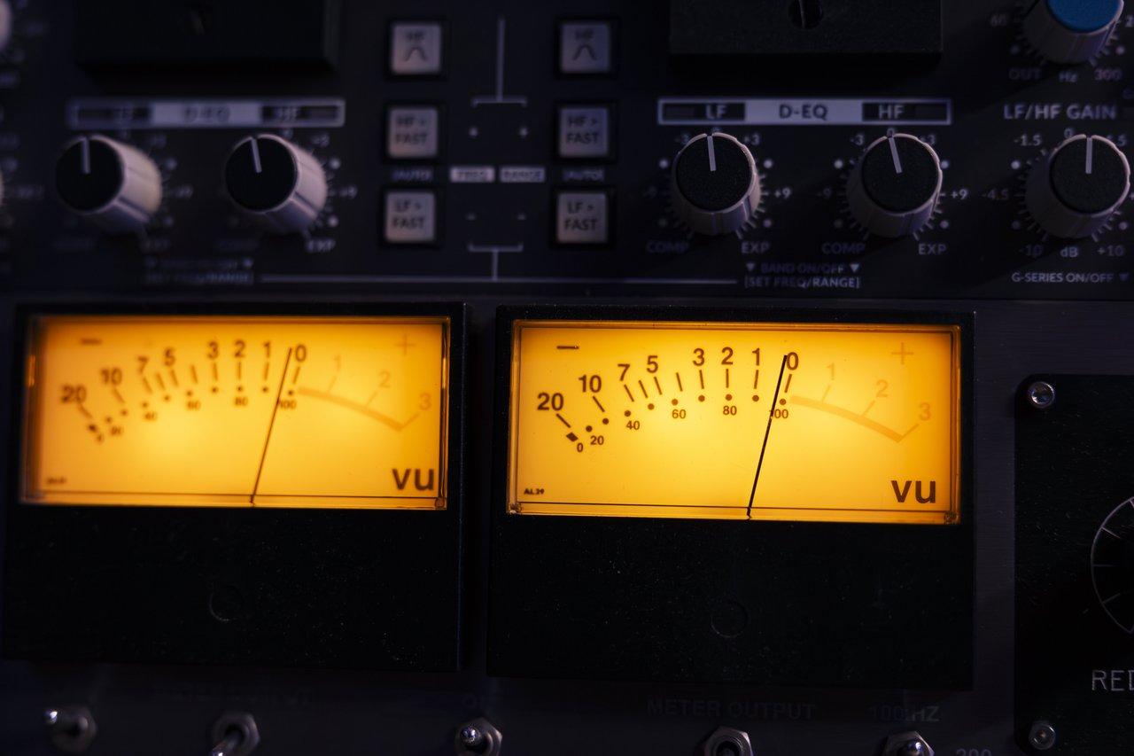 Interface audio professionnelle avec vumètres RMS pour un calibrage précis des niveaux sonores.