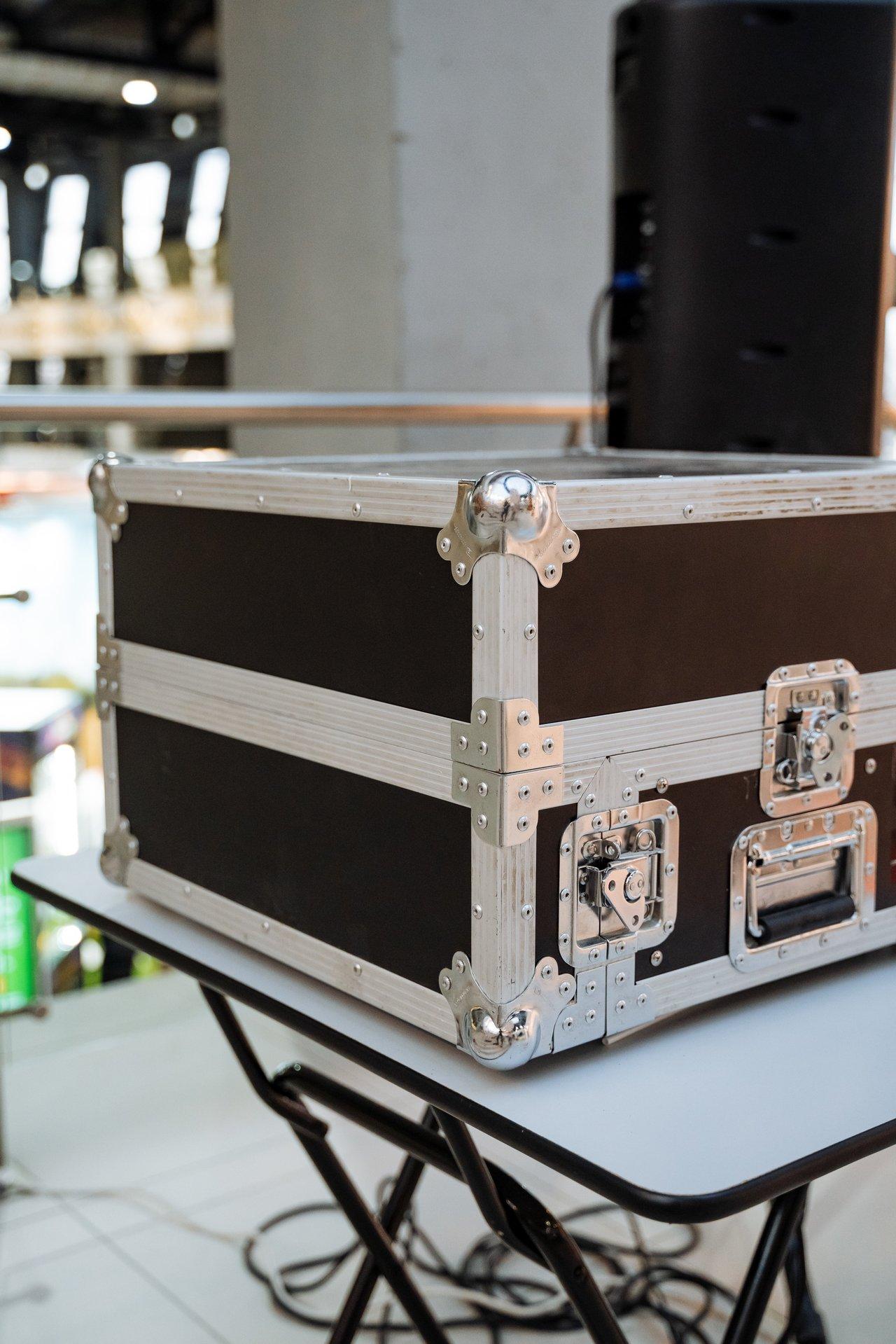 Intérieur d’un dj equipment flight case rigide en ABS stratifié avec compartiments rembourrés et loquets papillon.