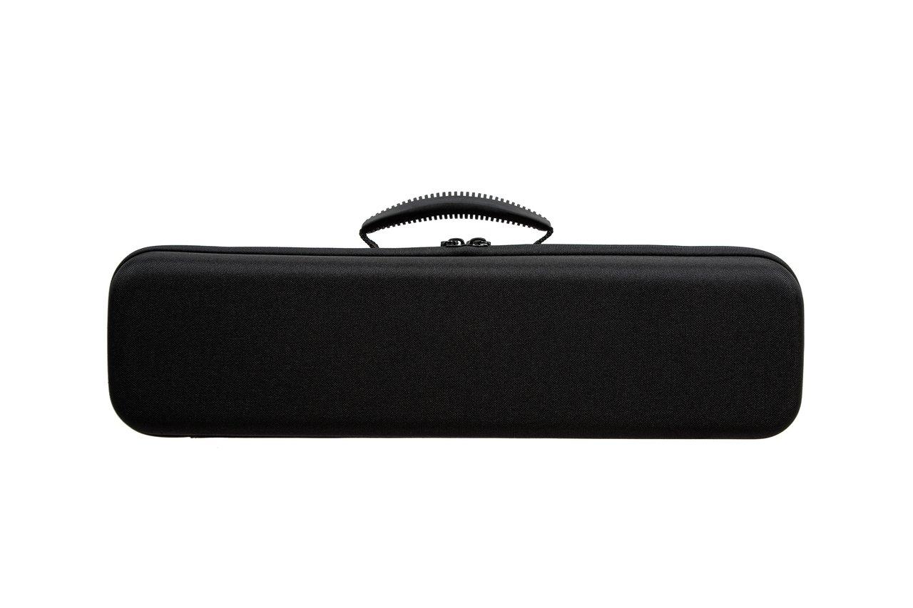 Intérieur d’un étui violon carbone 4/4 avec renforts en mousse et poignée rembourrée.