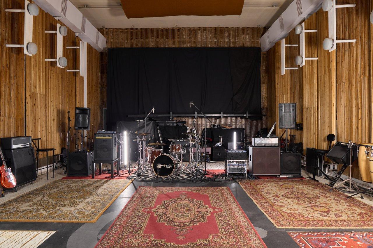 Intérieur vintage d'un studio d'enregistrement à Paris, équipé en Dolby Atmos, ambiance chaleureuse et design rétro.