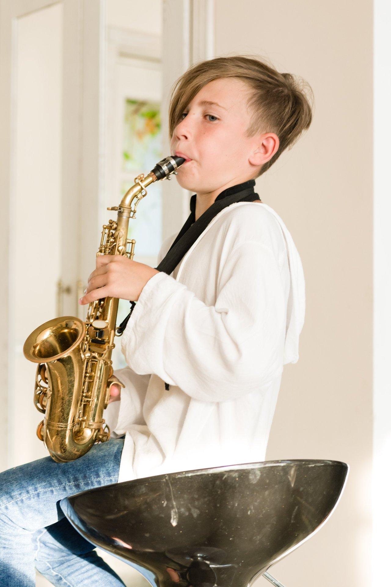 Jeunes musiciens en compétition lors d’un concours de musique, illustrant leur talent et leur passion.