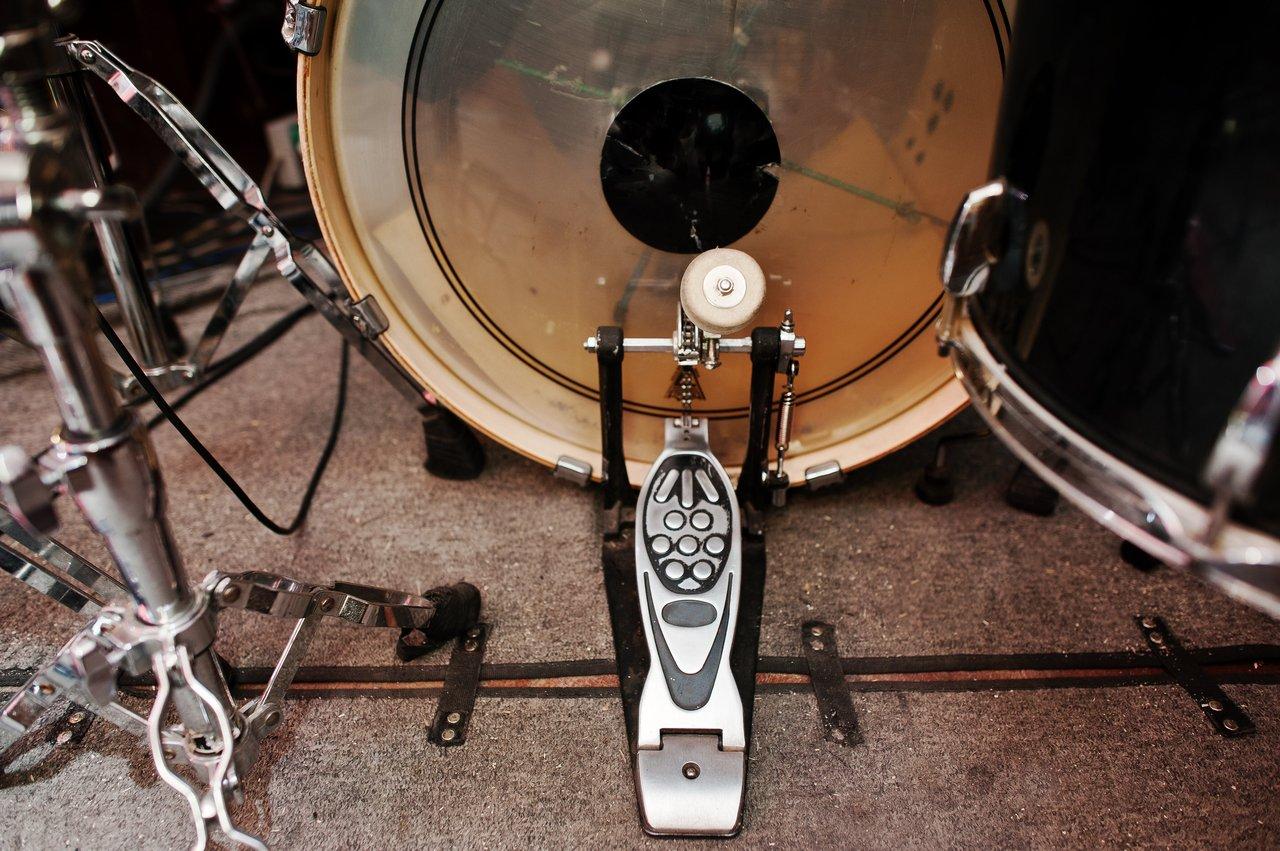 Kit batterie électronique avec pads mesh et connectivité USB pour débutants, idéal pour progresser rapidement.