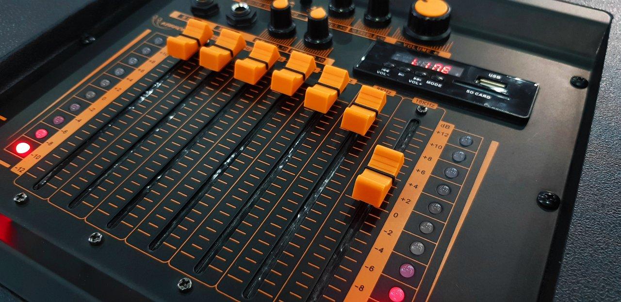 Le DJ contrôle ses niveaux avec précision grâce au peakmeter du mixer, évitant ainsi le clipping audio.