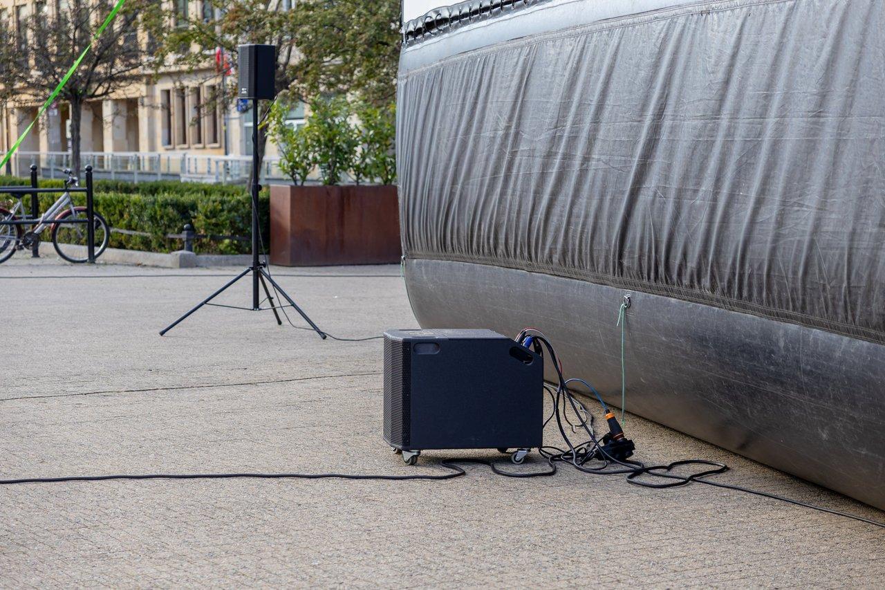 Le portable speaker outdoor event JBL EON One Compact en pleine animation lors d’un événement en extérieur.