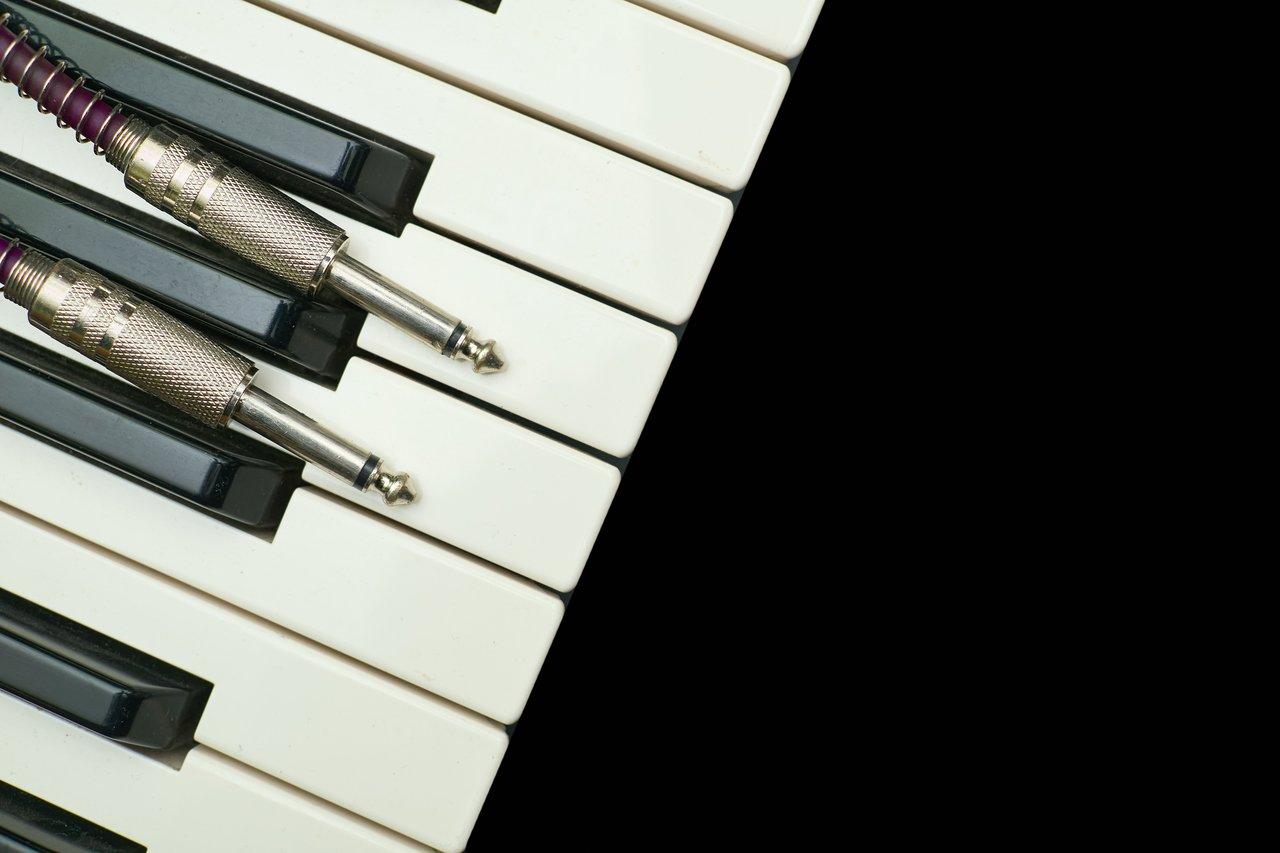 L’impact de la pédale de sustain sur la polyphonie du piano numérique, illustrant les coupures de notes.