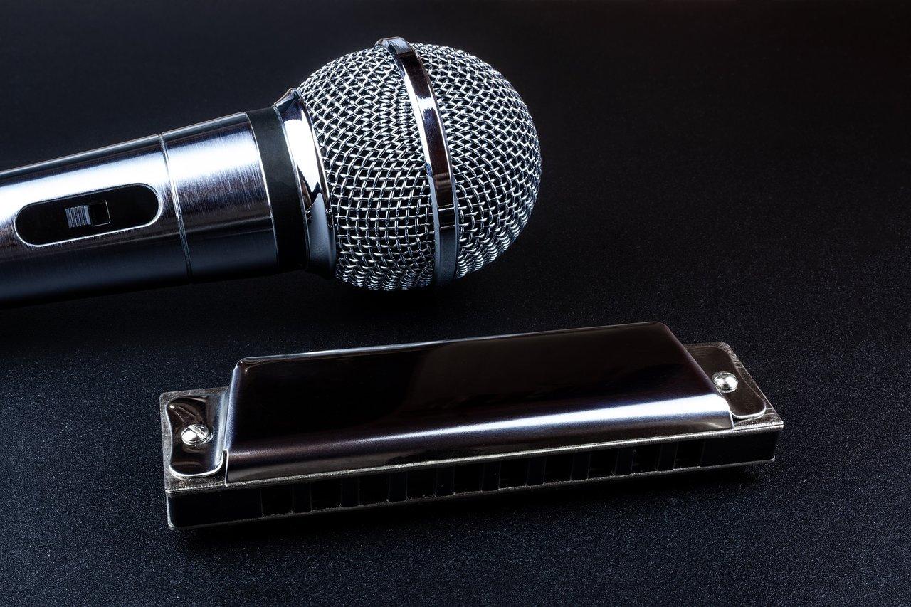 Micro à ruban Beyerdynamic M160 capturé devant un ampli guitare électrique vintage, idéal pour l’amplification de guitare.