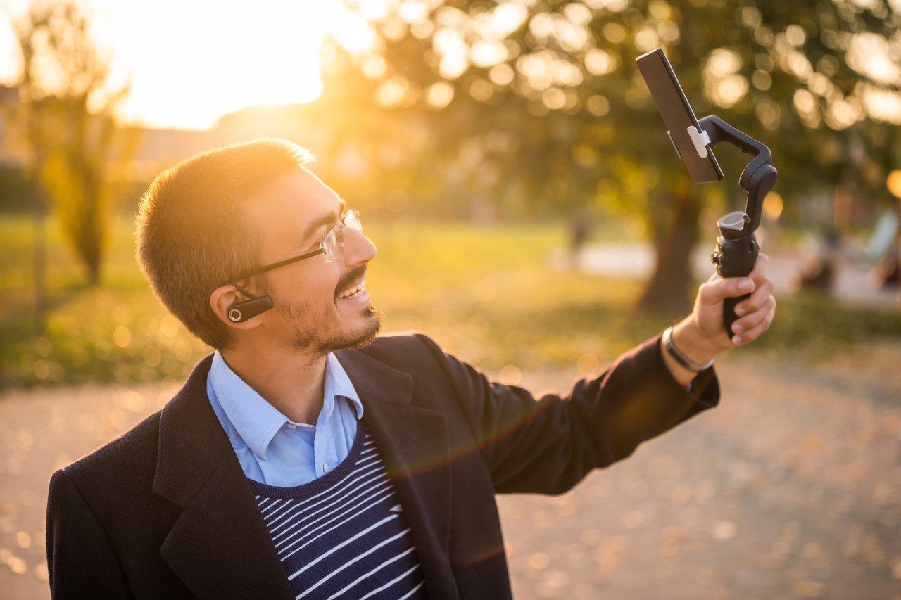 Micro-cravate double directivité pour interview outdoors, garantissant une qualité audio professionnelle en extérieur.