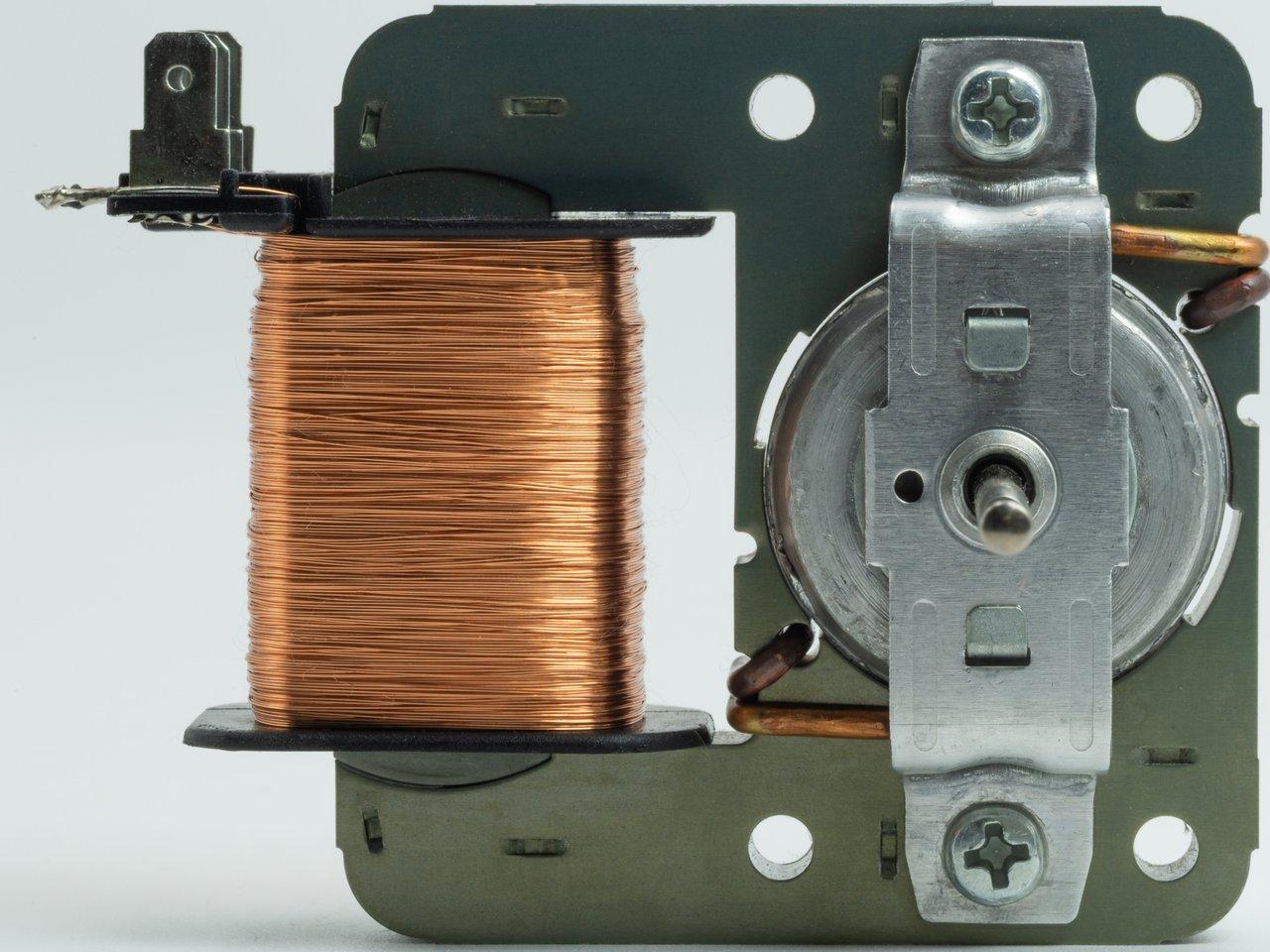 Micro stacking de micros guitare démonté, montrant la superposition précise des bobines pour un son enrichi.