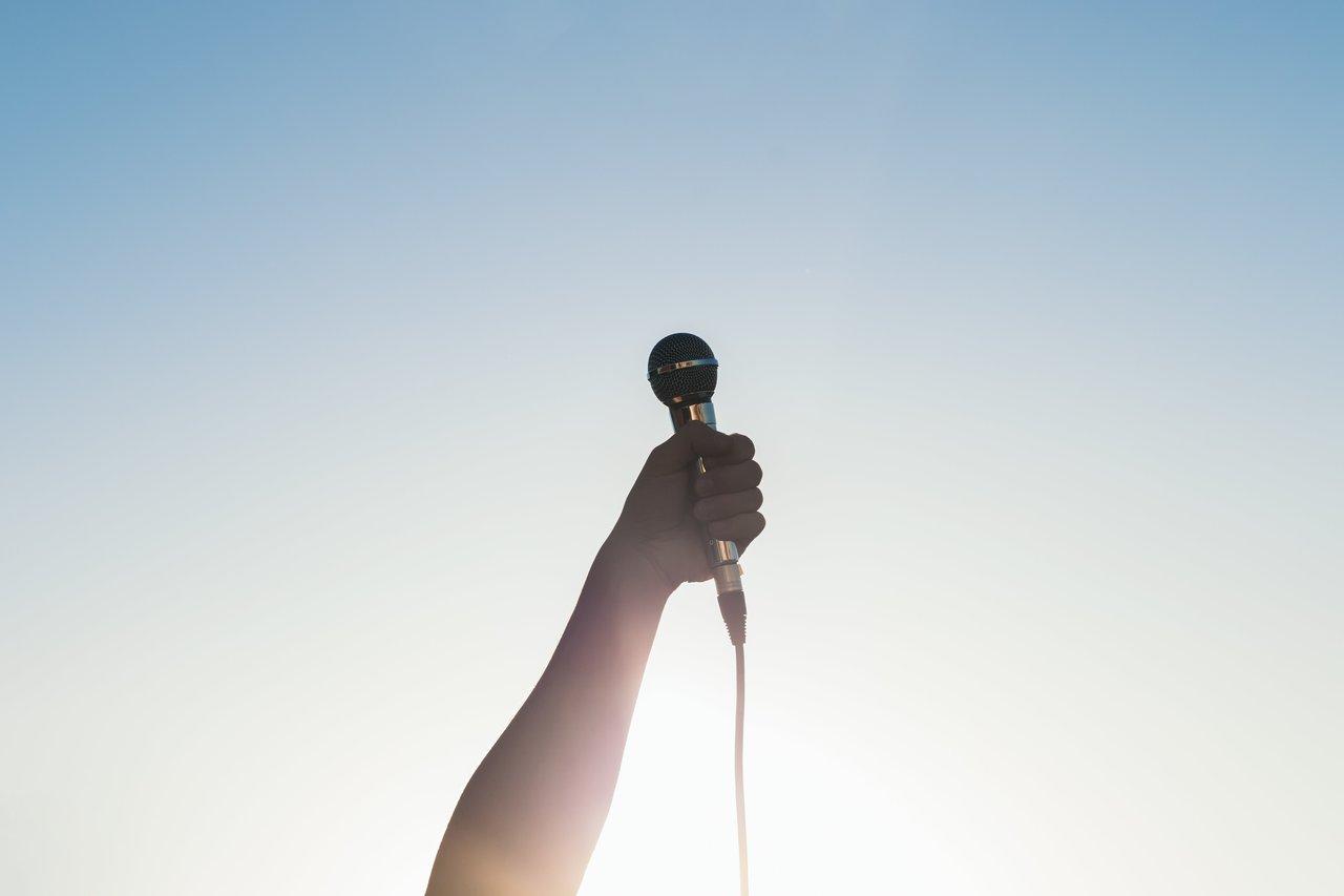 Microphone dynamique outdoor en été captant un instrument acoustique sous la lumière du soleil.