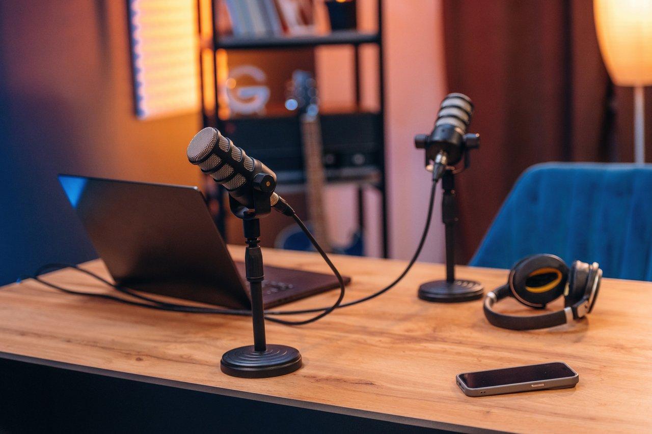 Microphone dynamique USB pour streaming, posé sur un bureau avec casque audio, idéal pour podcasts sans table de mixage.