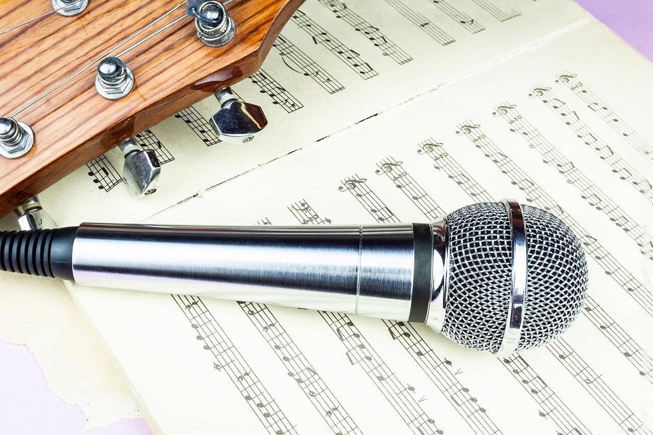 Microphone dynamique utilisé lors d'une répétition musicale pour réduire le larsen en salle de rehearsal.