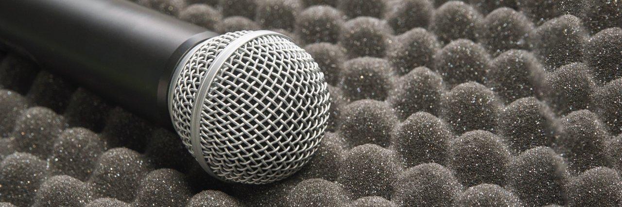 Microphone home recording Audio-Technica AT2020 sur mousse acoustique pour une qualité audio optimale.