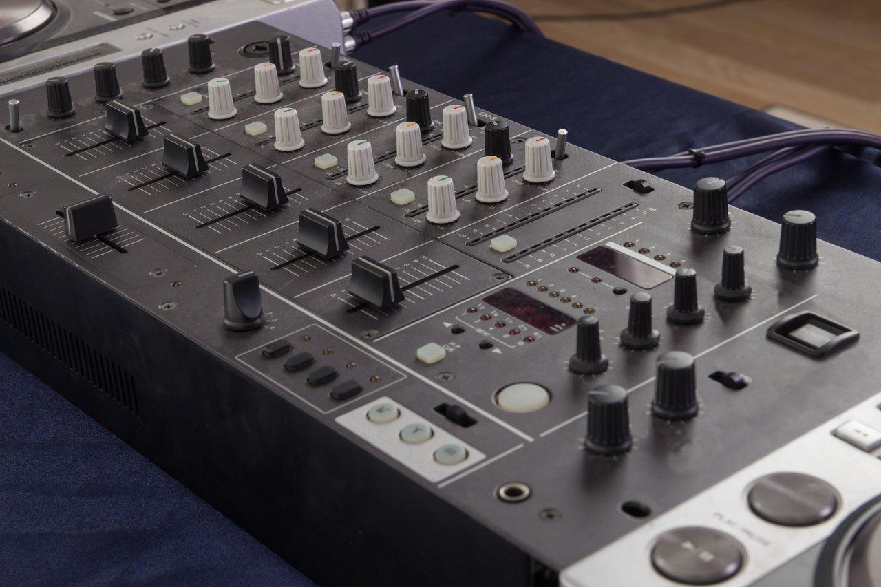 Mixer DJ 4 canaux haut de gamme avec faders précis, écran intégré et multiples entrées pour une performance optimale.