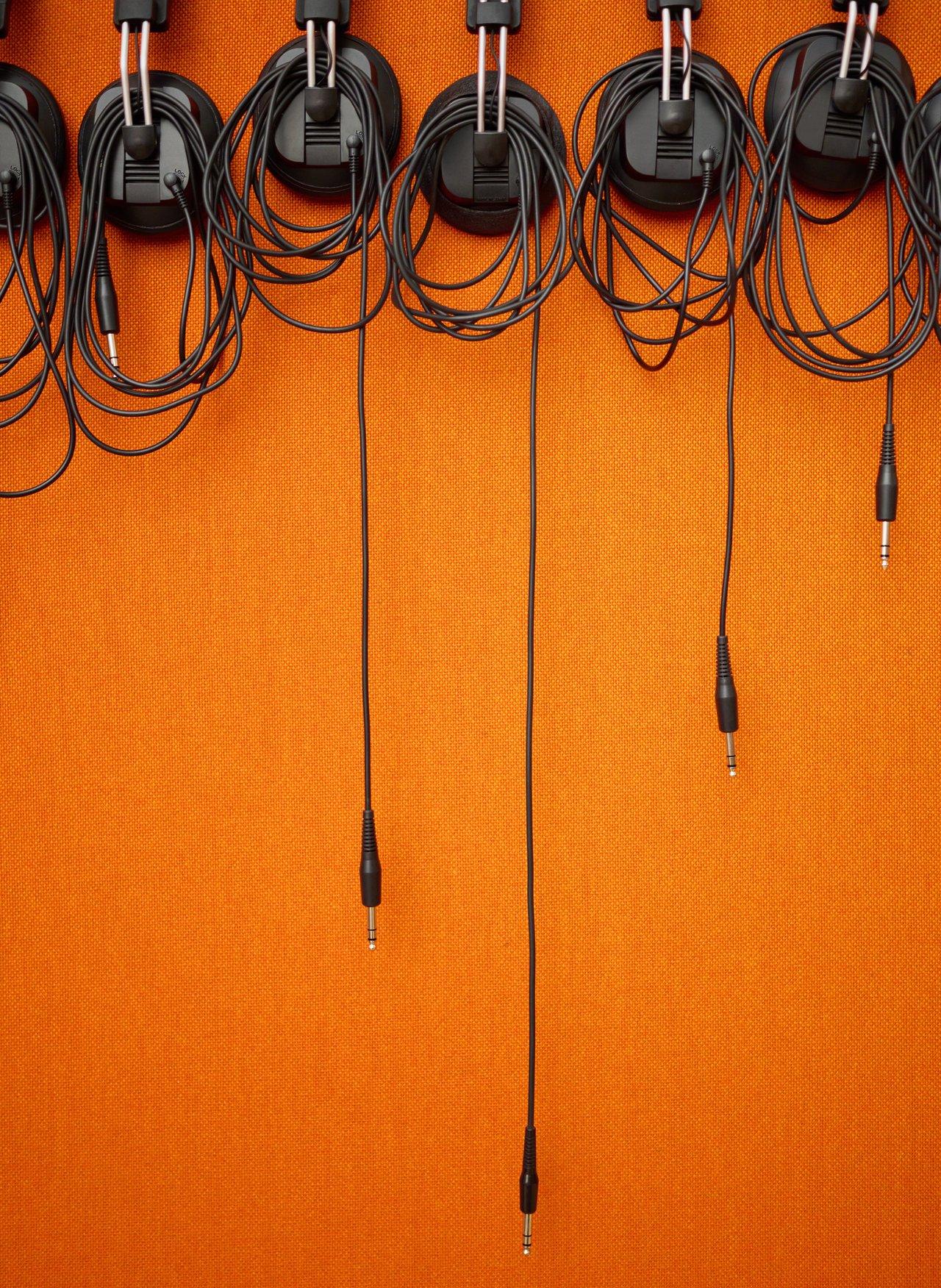 Organisation des câbles audio dans un studio DIY : l'avantage du multicore pour un espace propre et efficace.
